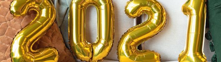 gold balloons which read: "2021"